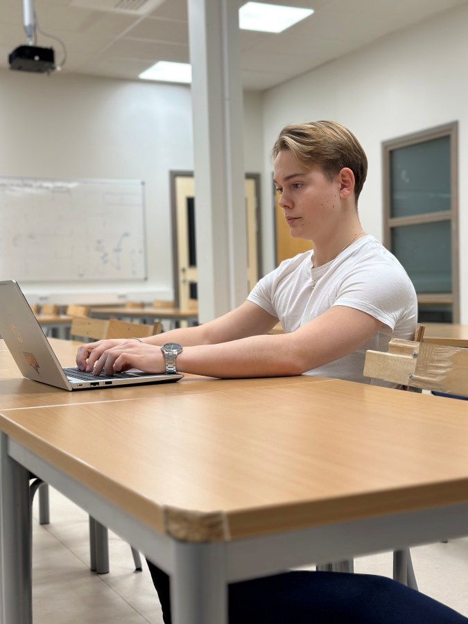 Sixten Hultbäck arbetar på sin dator